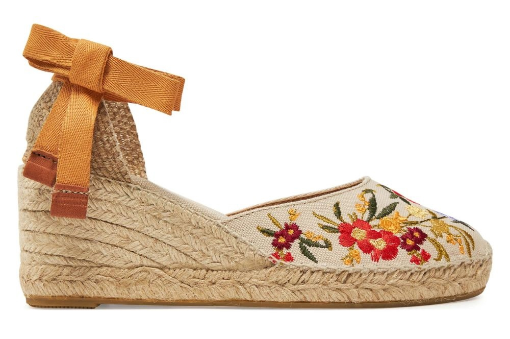 Damskie espadryle na koturnie na lato 2025 z haftem kwiatowym i stylowym zapięciem w kolorze pomarańczowym.
