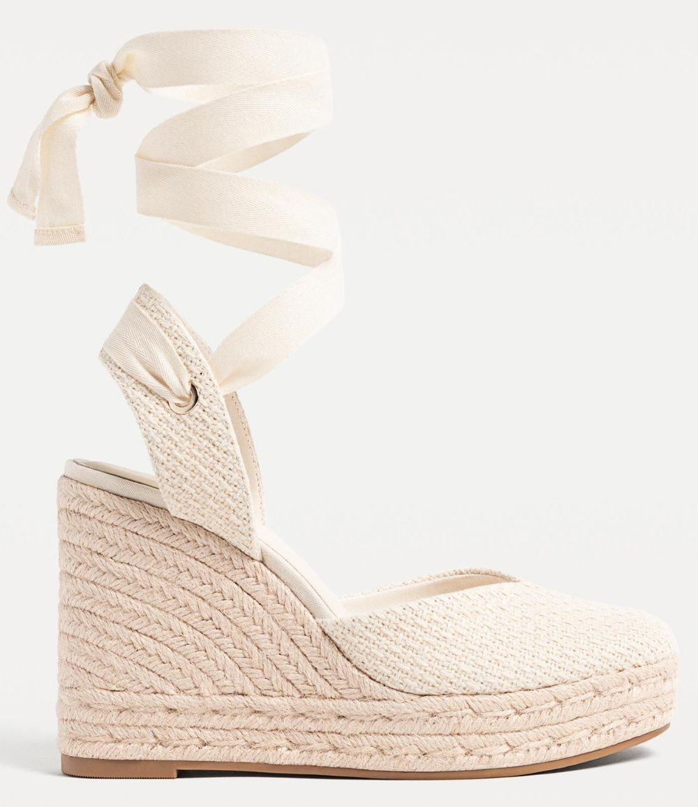Damskie espadryle na koturnie na lato 2025 w jasnym kolorze z tasiemkami do związania.