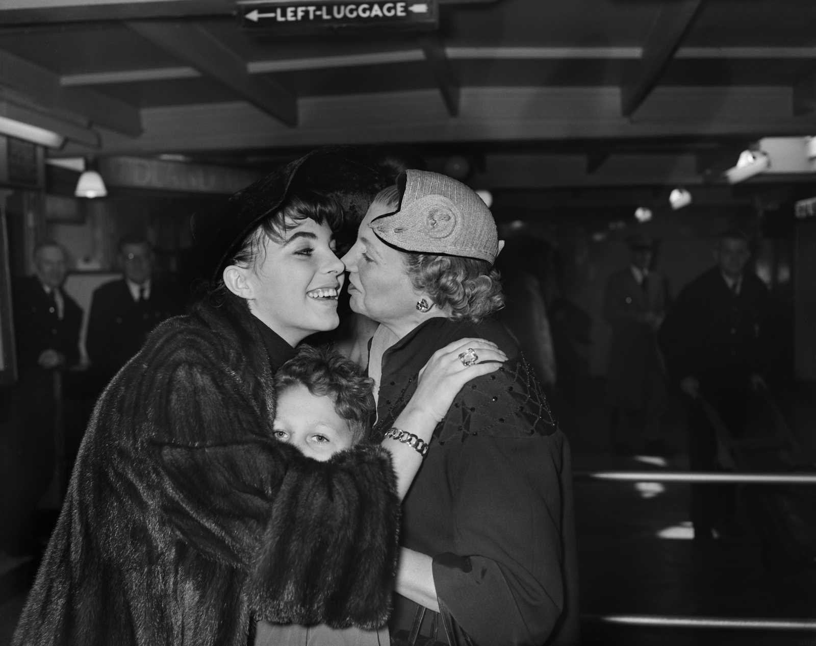 Joan Collins z mamą (Fot. Evening Standard/Hulton Archive/Getty Images)