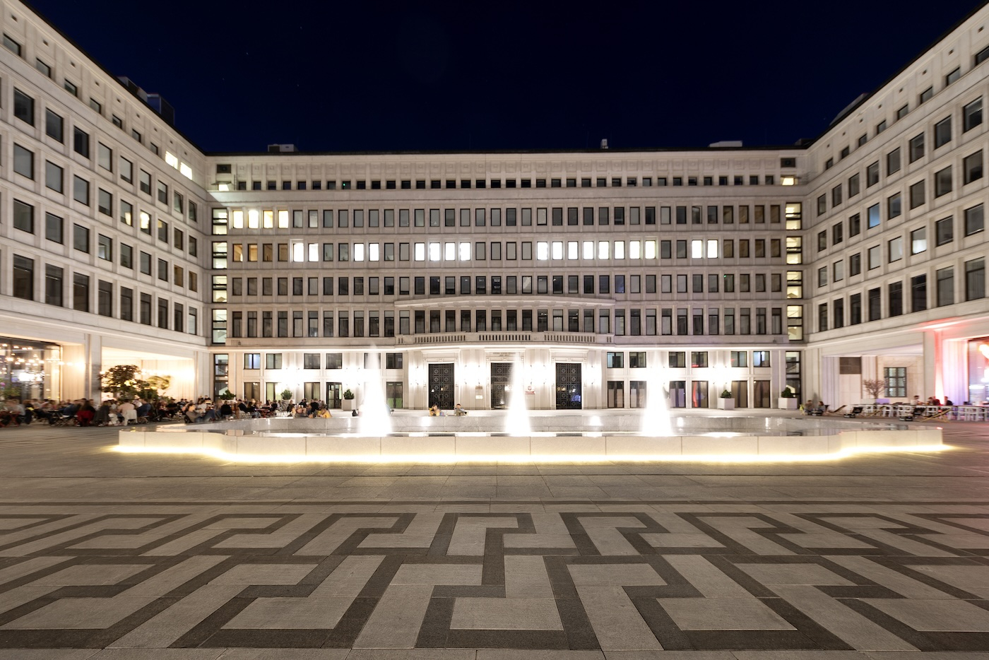 Dziedziniec Centrum Bankowo-Finansowego „Nowy Świat”.