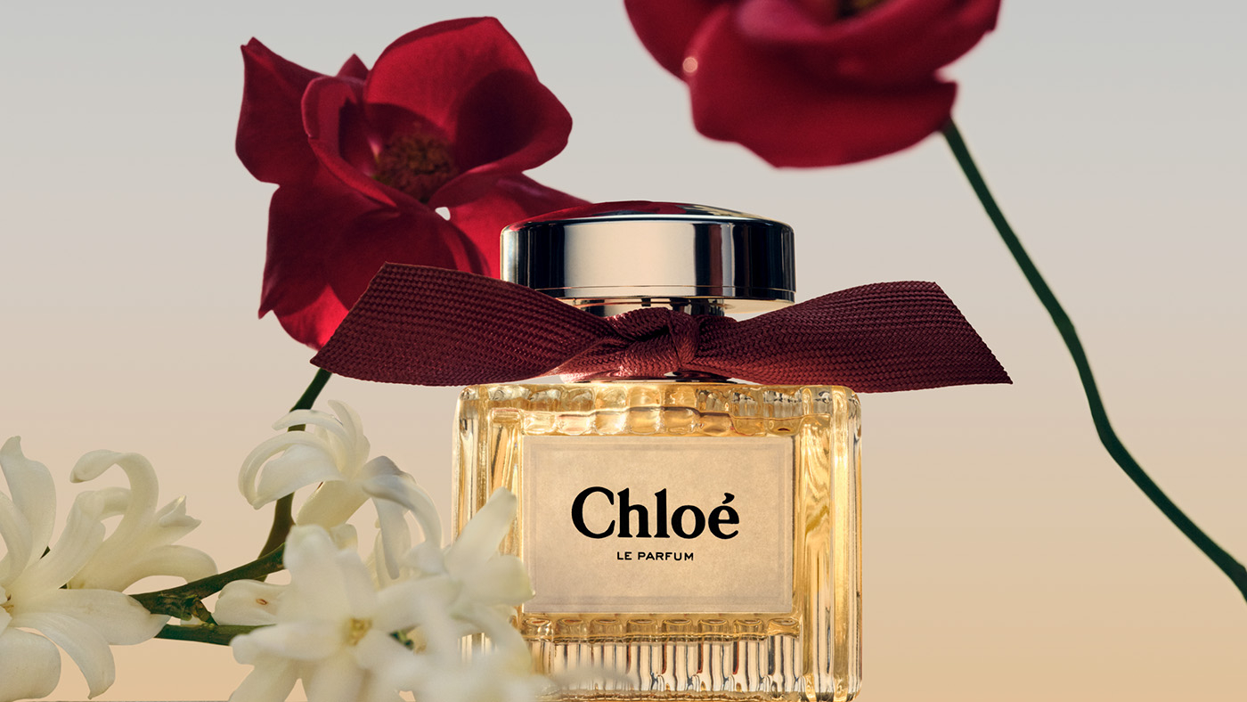 Flakon Chloé Le Parfum w otoczeniu kwiatów.
