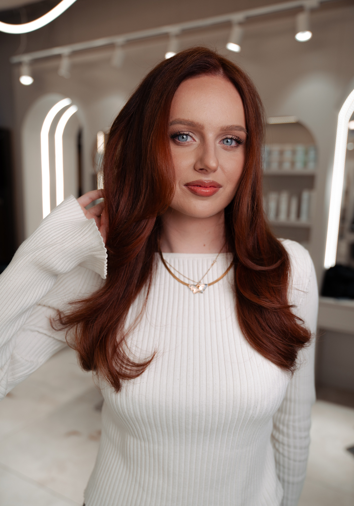 Styliści z warszawskiego salonu fryzjerskiego Flossy Hair pomagają osiągnąć wymarzony efekt gęstych, długich włosów natychmiastowo i bez kompromisów.