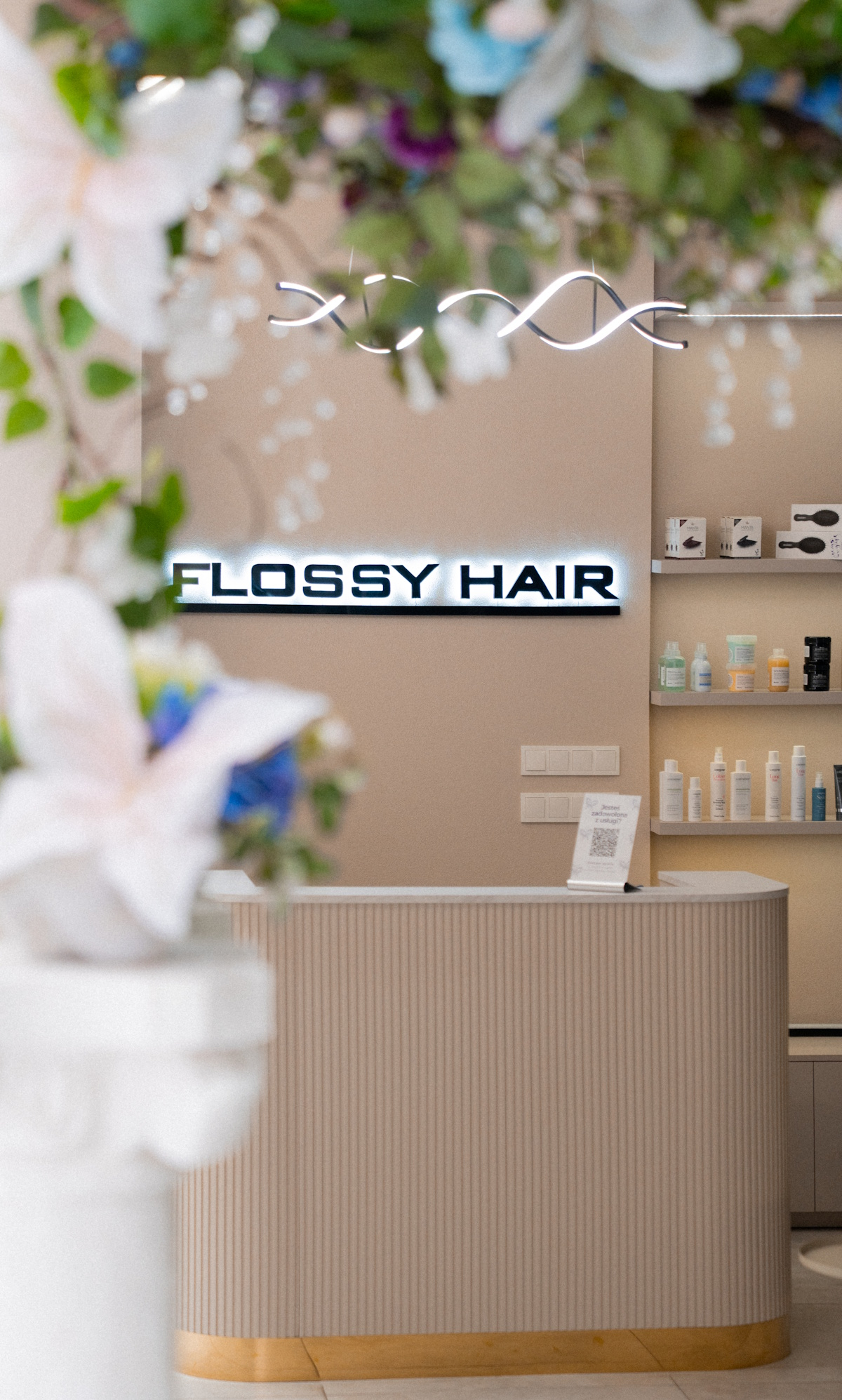 Styliści z warszawskiego salonu fryzjerskiego Flossy Hair pomagają osiągnąć wymarzony efekt gęstych, długich włosów natychmiastowo i bez kompromisów.