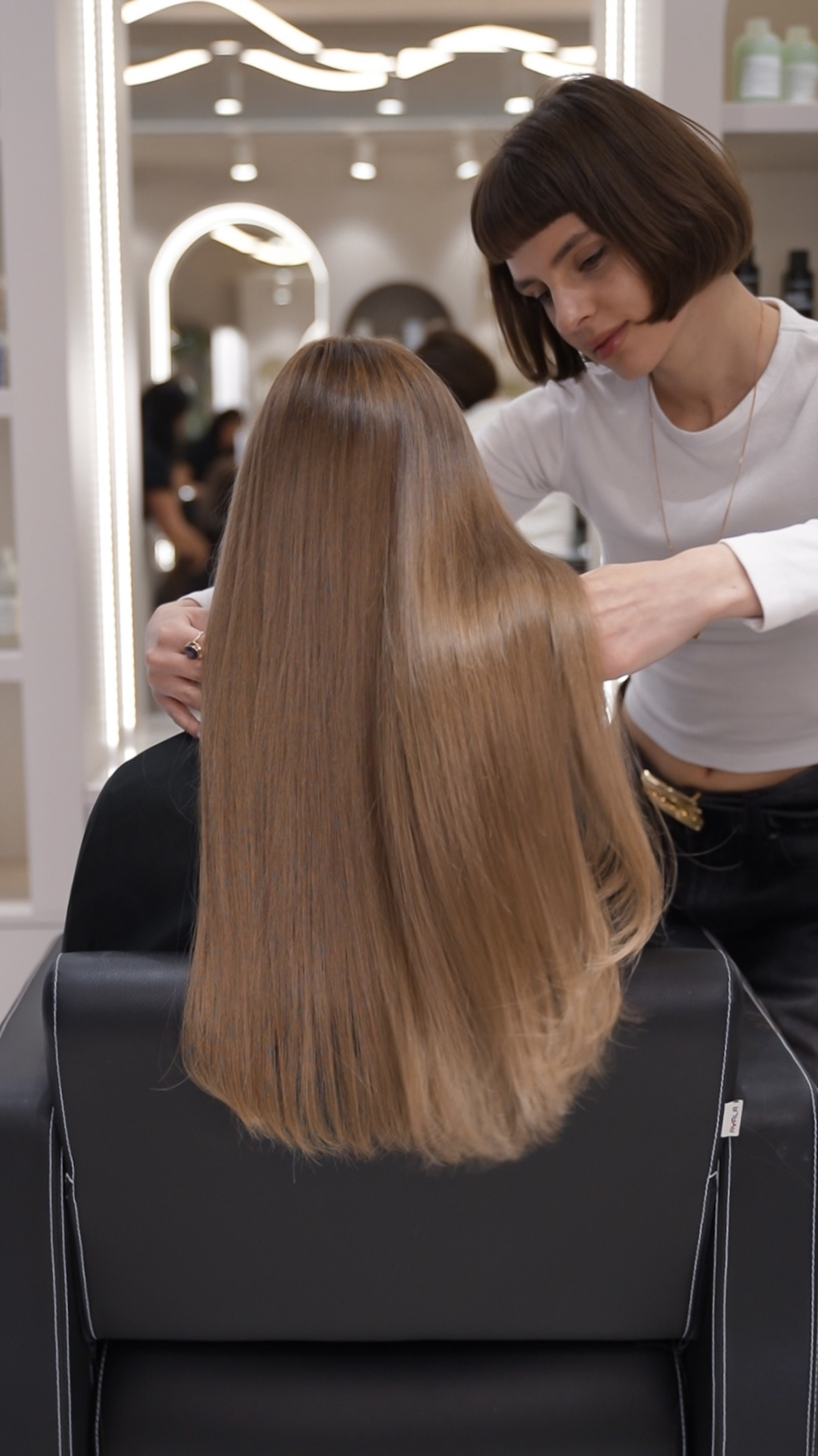 Styliści z warszawskiego salonu fryzjerskiego Flossy Hair pomagają osiągnąć wymarzony efekt gęstych, długich włosów natychmiastowo i bez kompromisów.