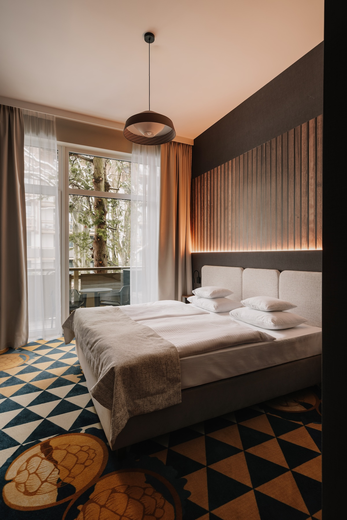 Nowoczesny pokój w Forest Park Resort & Spa, z widokiem na drzewa.