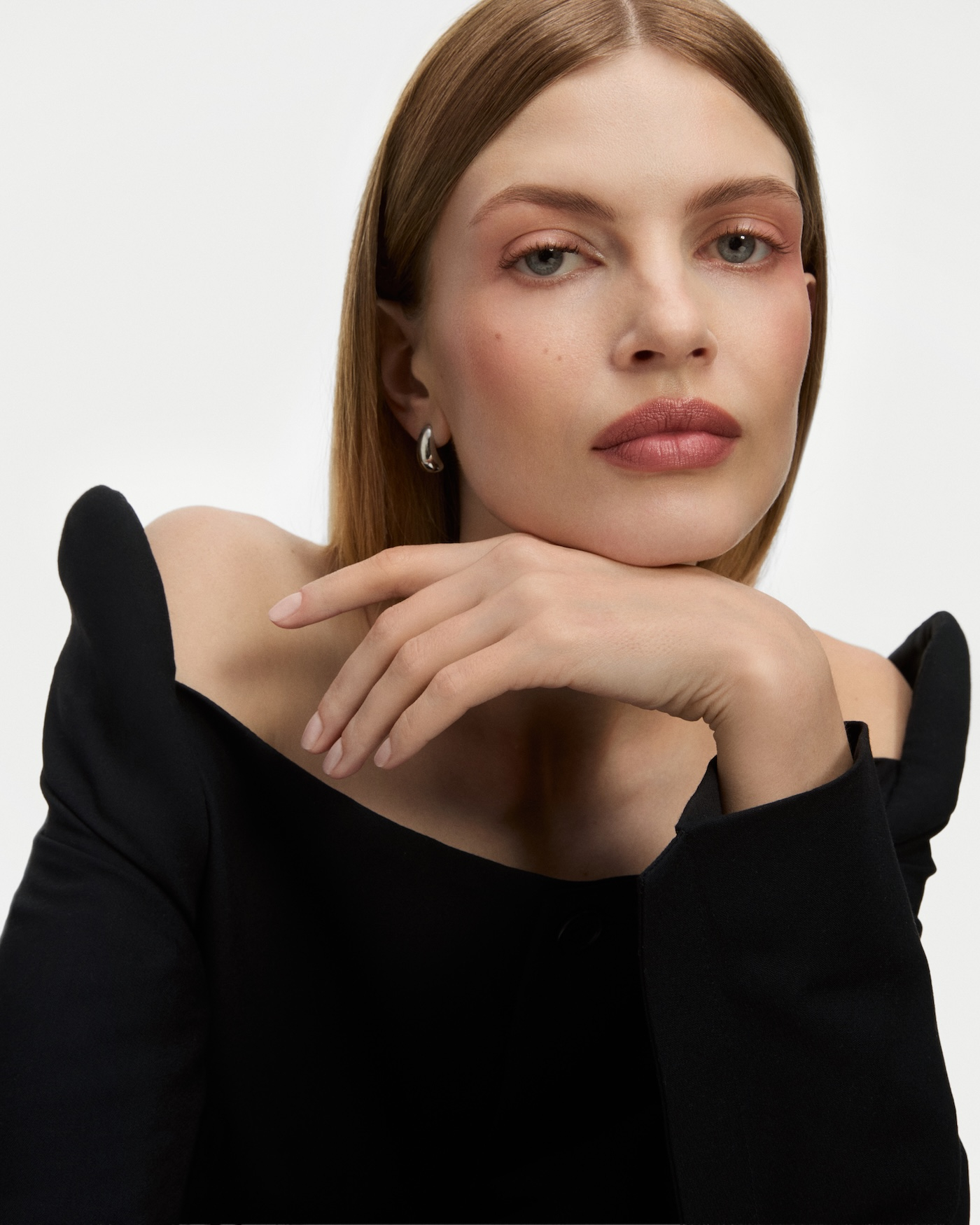 Modelka w makijażu wykonanym kosmetykami Inglot.
