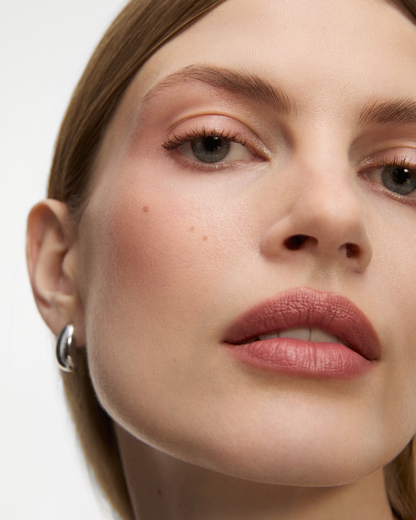 Modelka w makijażu wykonanym kosmetykami Inglot.