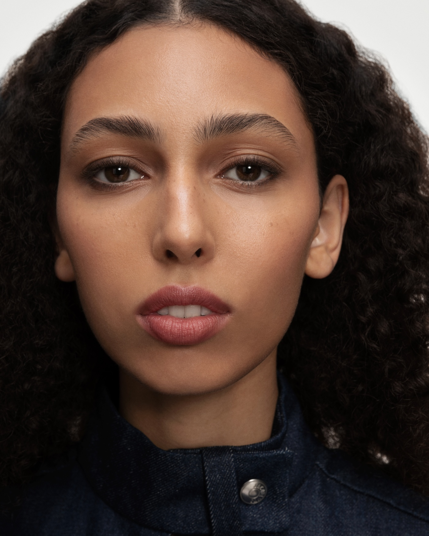 Modelka w makijażu wykonanym kosmetykami Inglot.