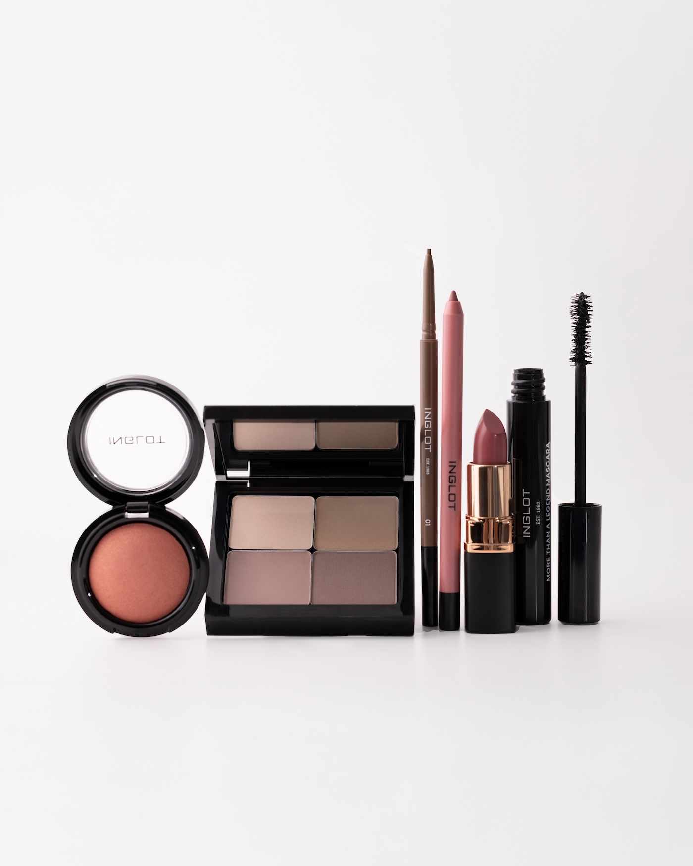 Zestaw produktów Inglot do wykonania makijażu „everyday. the classic look”.