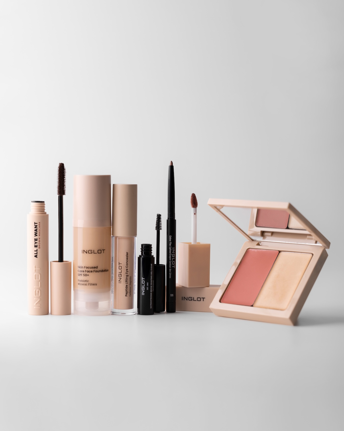 Zestaw produktów Inglot do wykonania makijażu „skin first. the minimal look”.