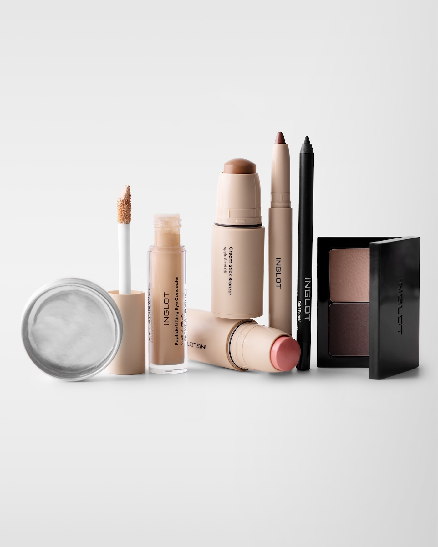 Zestaw produktów Inglot do wykonania makijażu „that girl. the defined look”.