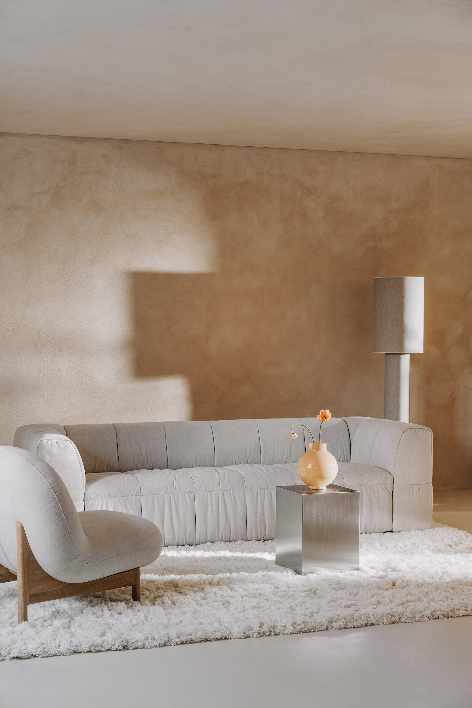 Sofa z funkcją spania Pixi oraz fotel Botanic marki IWC HOME.