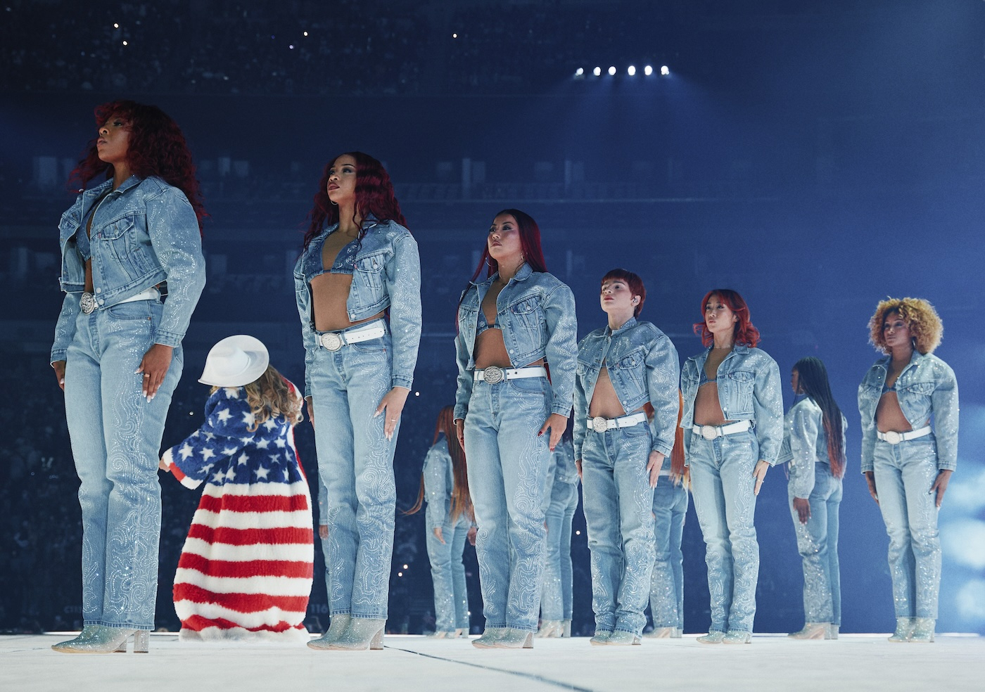 Koncert Beyoncé w Las Vegas, tancerze mają na sobie jeansowe stroje Levi’s.