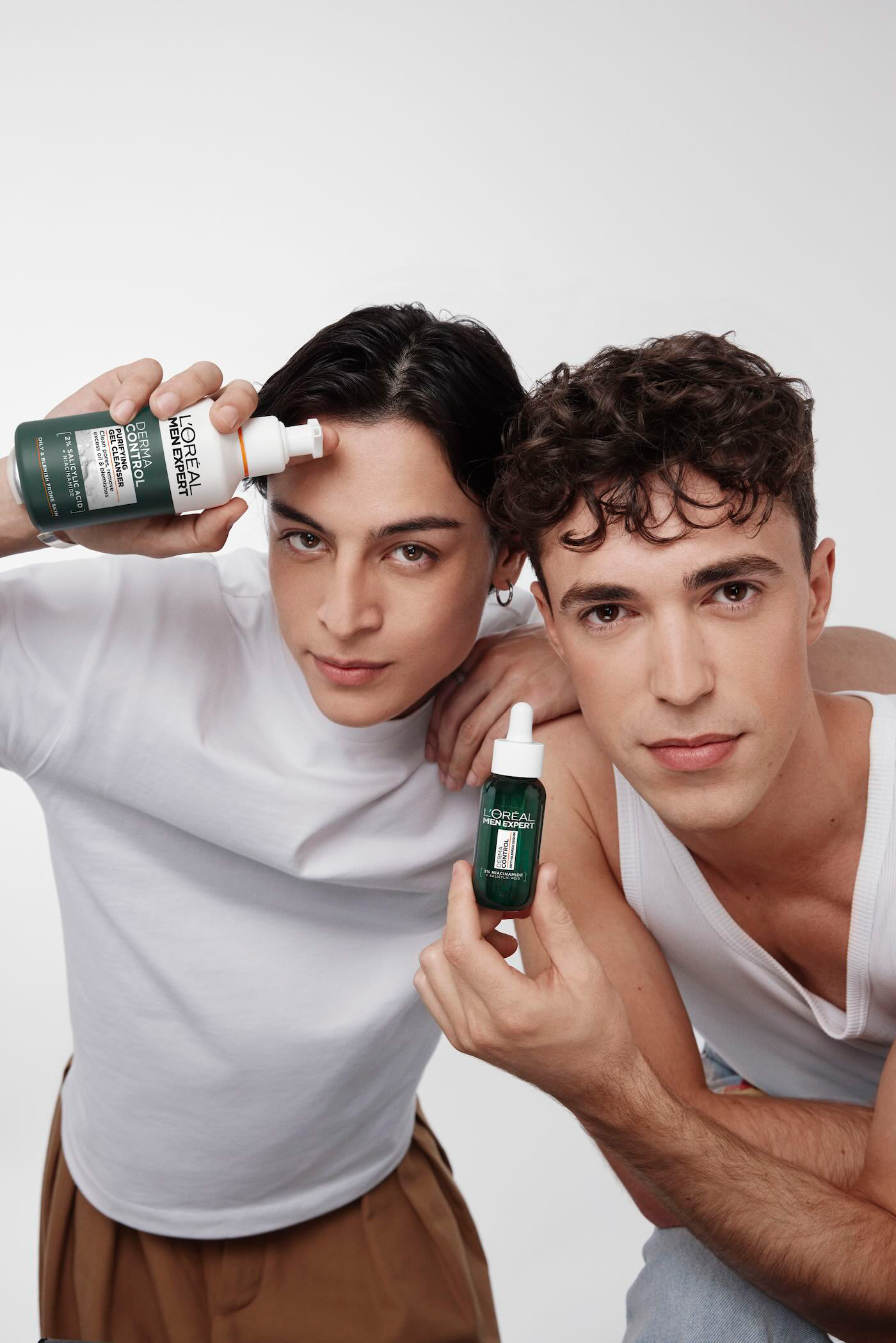 Modele z produktami L’Oréal Men Expert Derma Control.