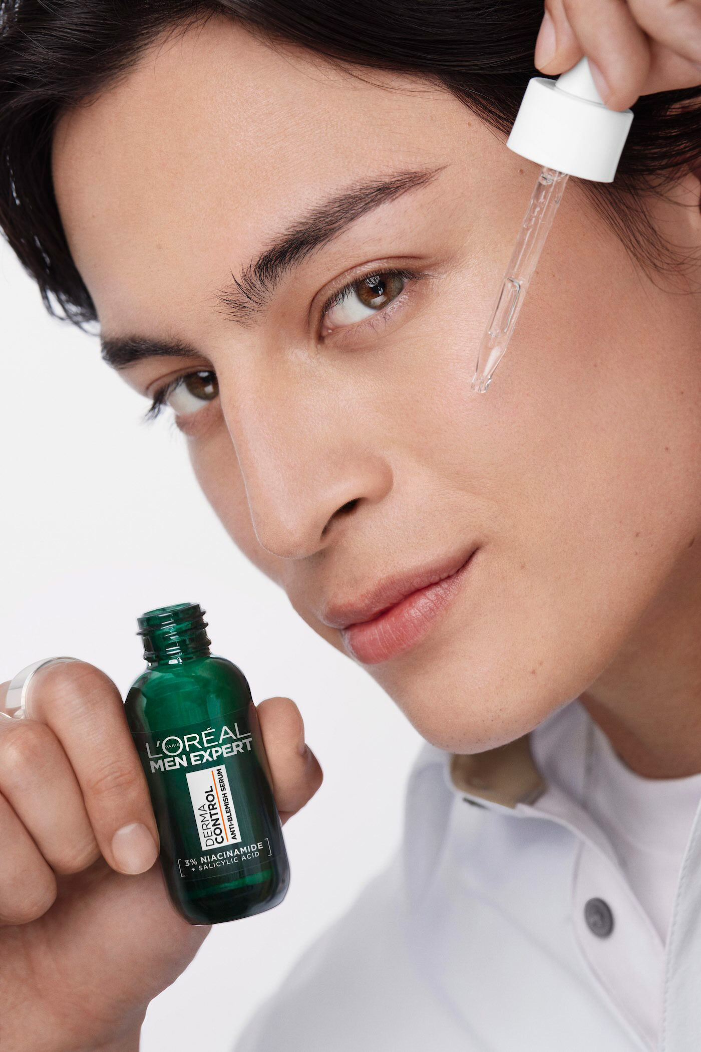 Model z serum do twarzy L’Oréal Men Expert Derma Control.