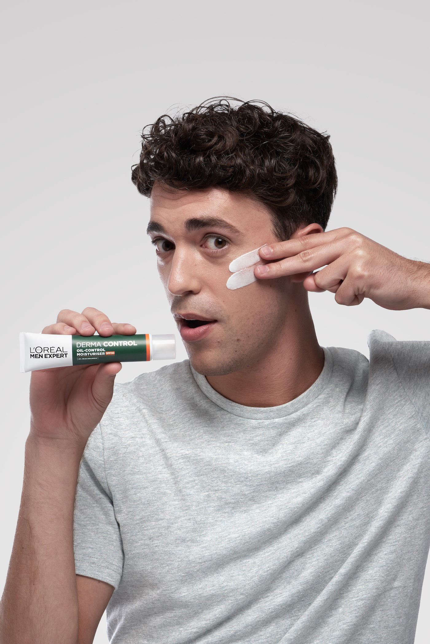 Model z kremem do twarzy L’Oréal Men Expert Derma Control.