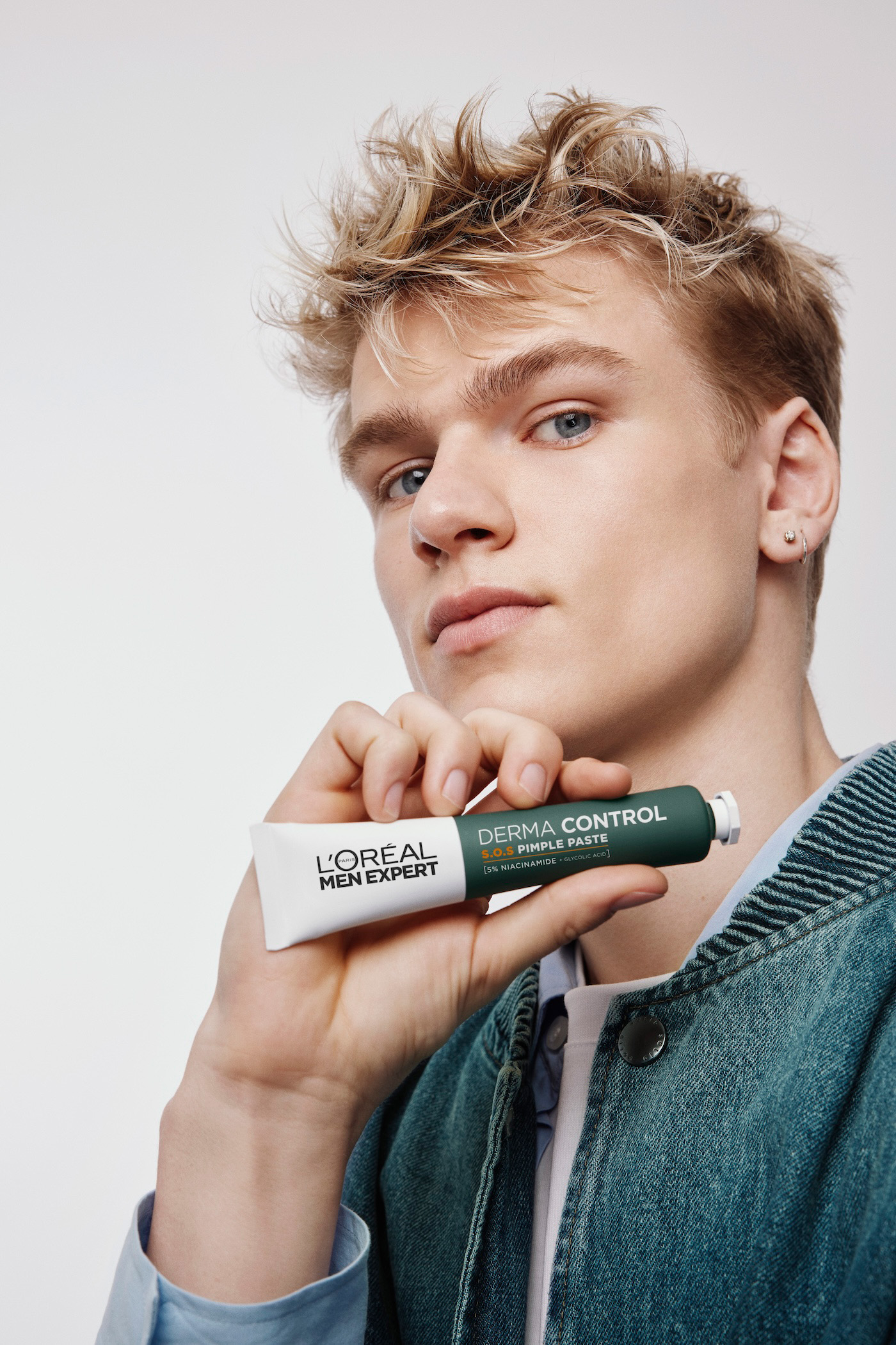 Model z punktową pastą do twarzy L’Oréal Men Expert Derma Control.