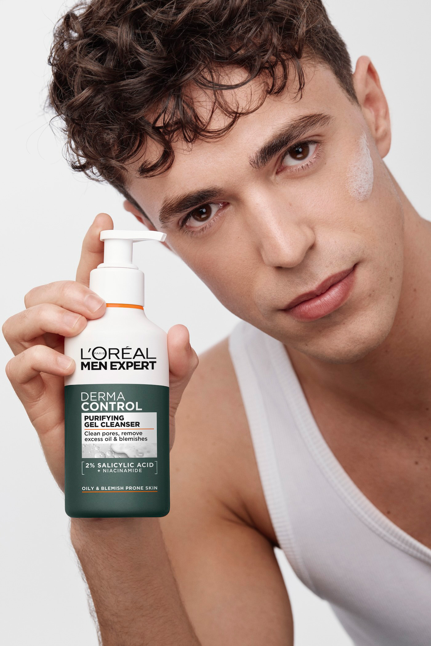 Model z żelem do twarzy L’Oréal Men Expert Derma Control.