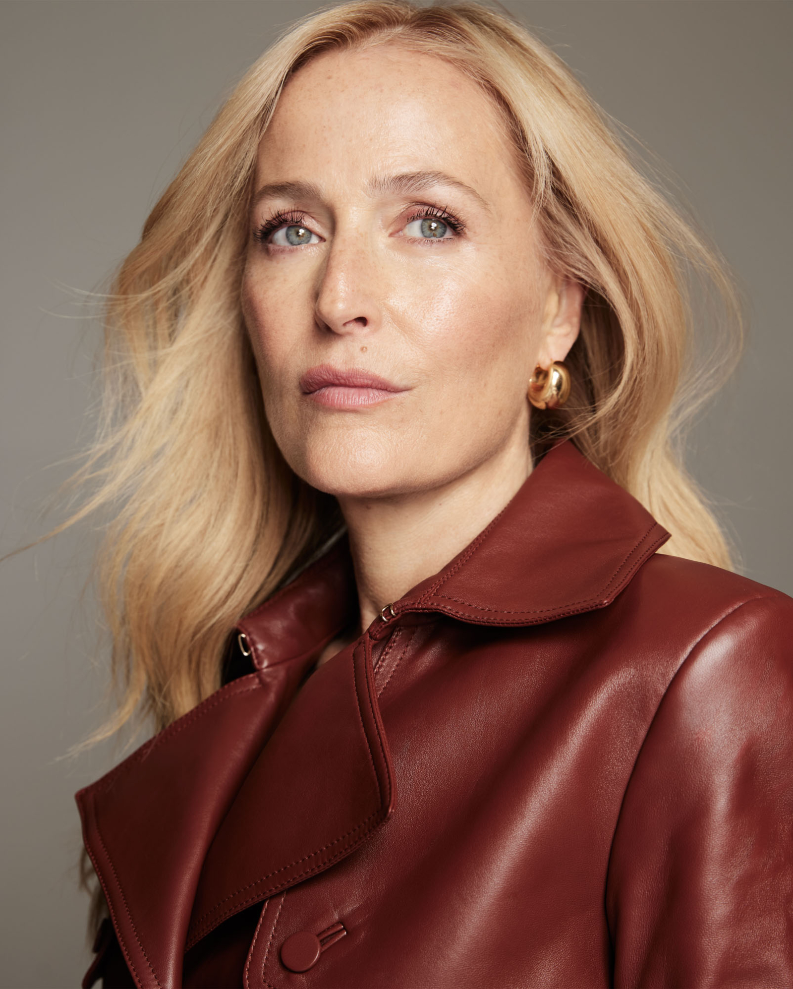 Gillian Anderson, stylizacja: płaszcz Gabriela Hearst; kolczyki Berries. (Fot. Alexi Lubomirski)