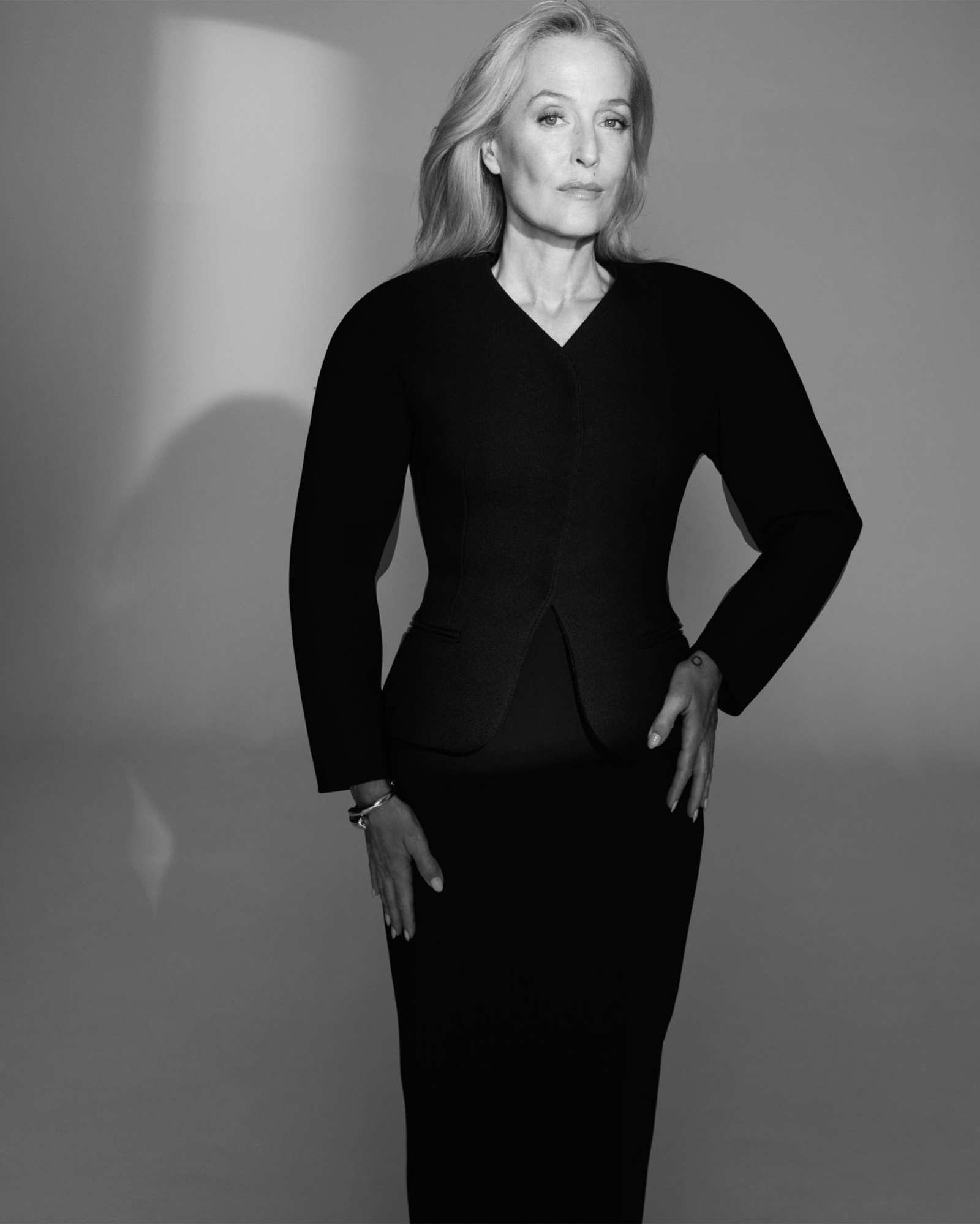 Gillian Anderson, stylizacja: marynarka i spódnica Jacquemus; bransoletka Berries. (Fot. Alexi Lubomirski)