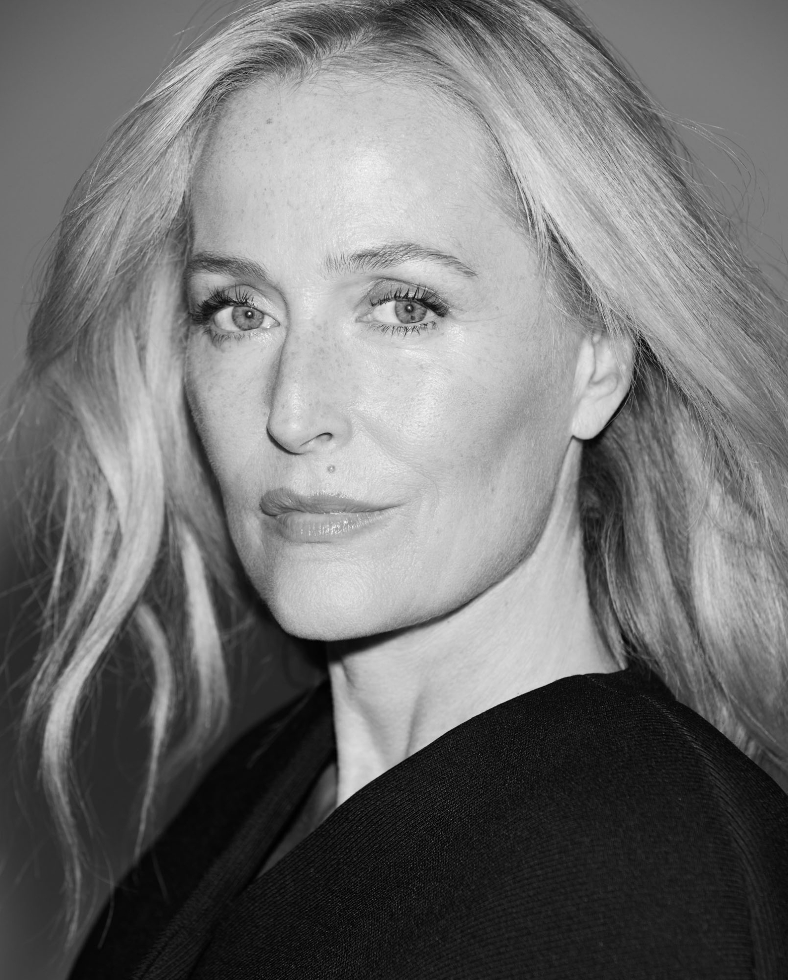 Gillian Anderson, gwiazda październikowej okładki „Vogue Polska”. (Fot. Alexi Lubomirski)
