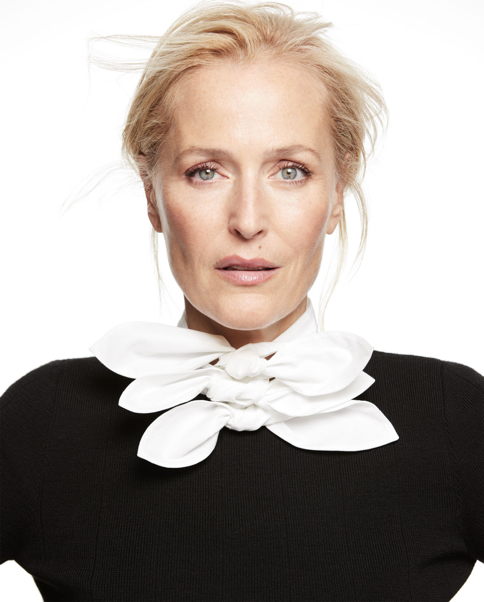 Gillian Anderson, stylizacja: koszula i sweter Moschino. (Fot. Alexi Lubomirski)