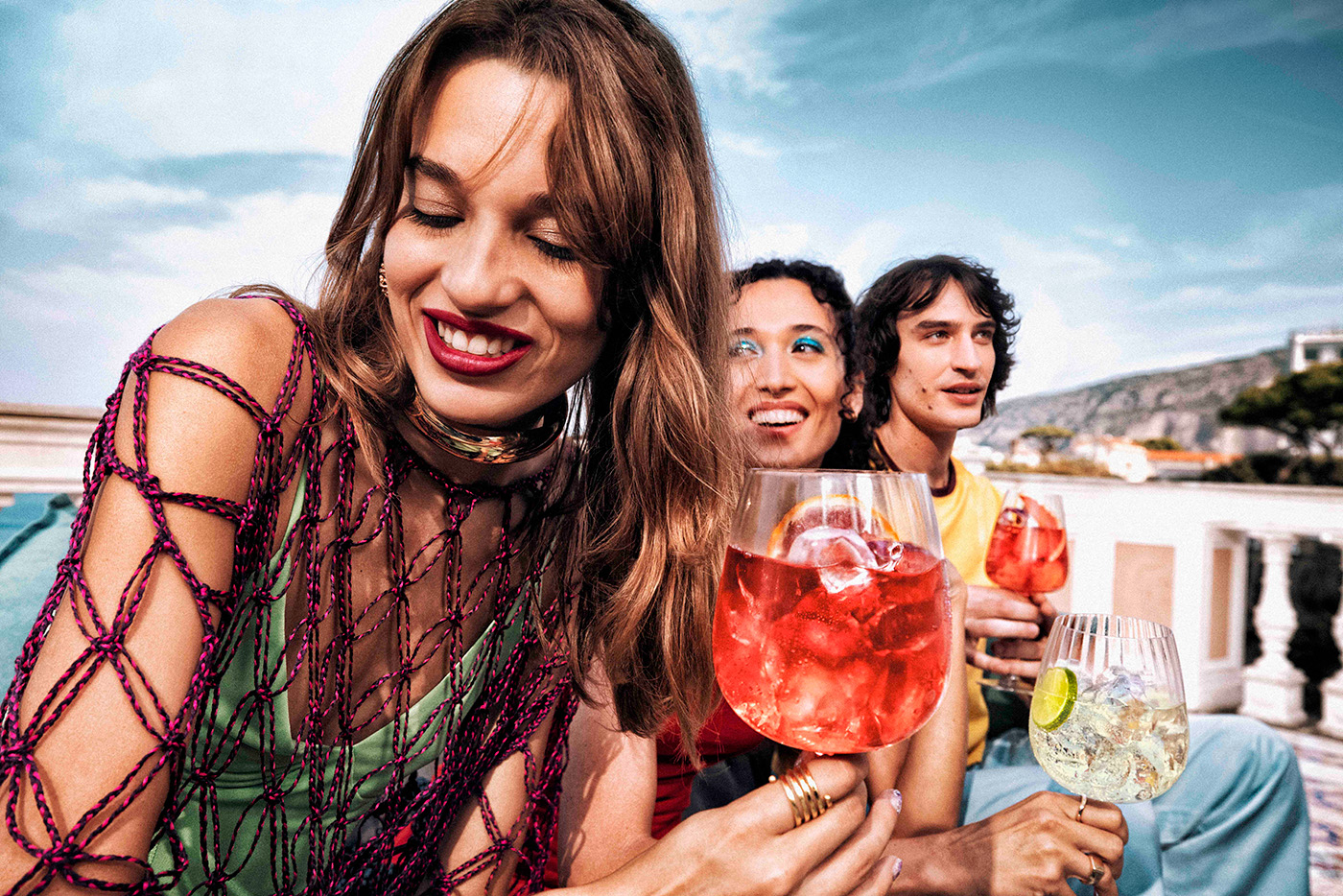 Grupa przyjaciół spędzająca czas na tarasie podczas aperitivo.
