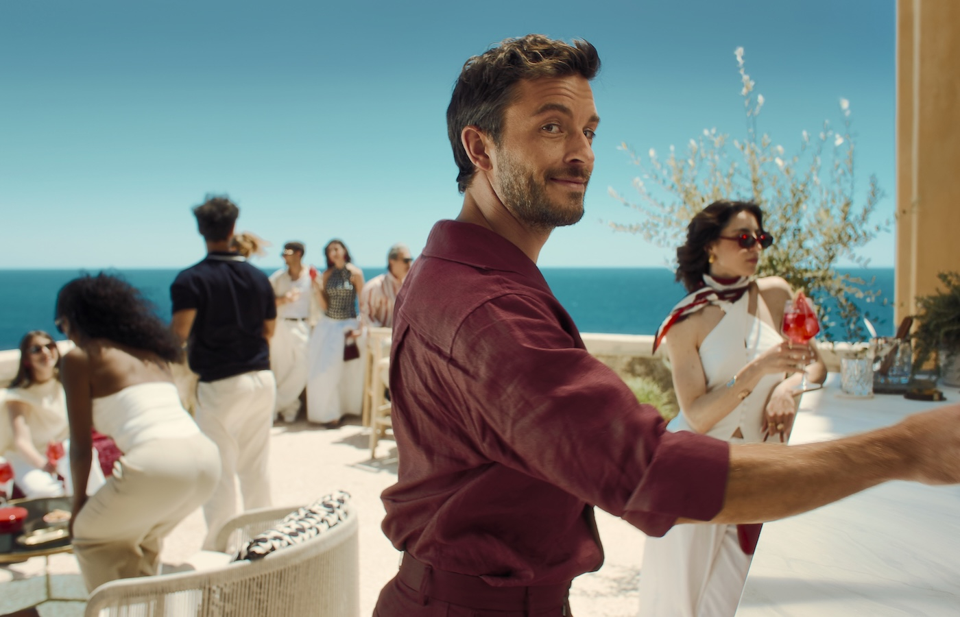 Jonathan Bailey w kampanii „Off Script Summer”.