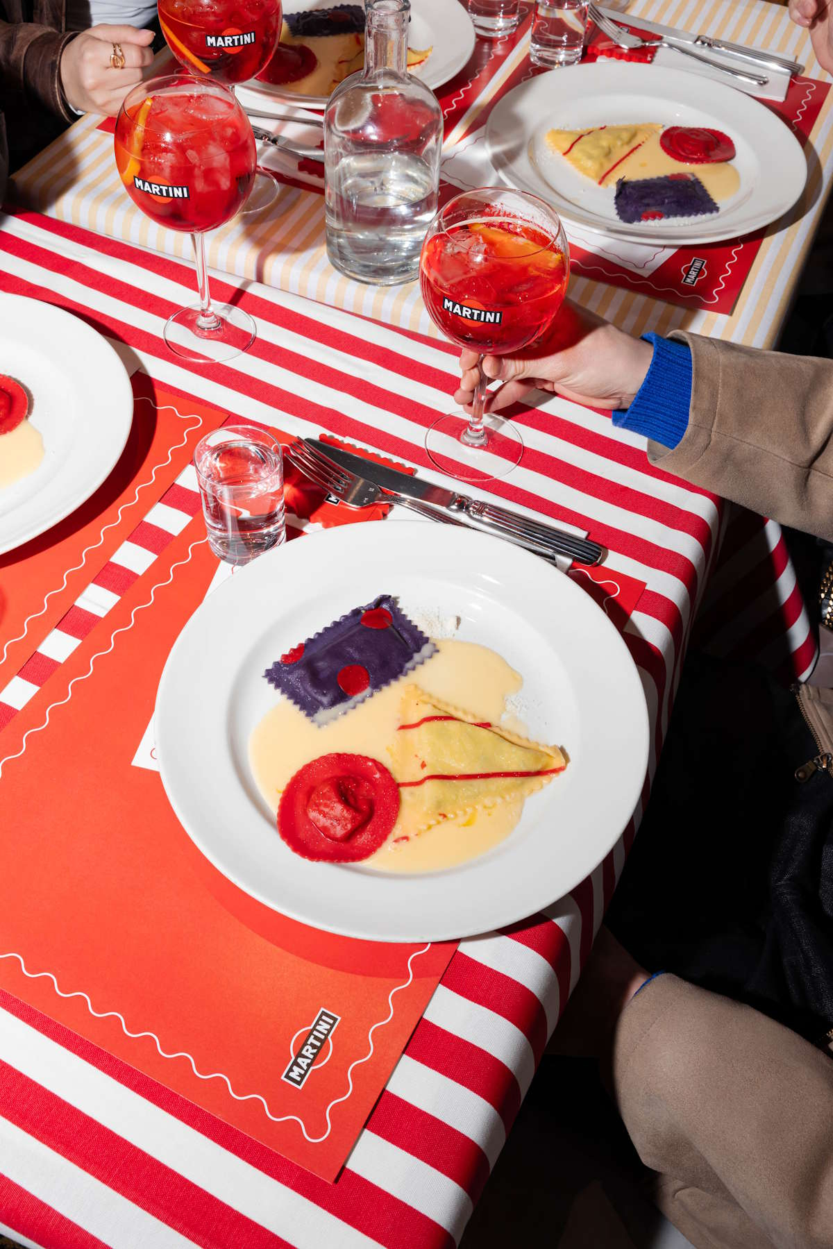 Do 9 maja w warszawskiej restauracji Lupo Pasta Fresca można spróbować wyjątkowych ravioli autorstwa Mateo Zielonki, inspirowanych historią marki Martini.