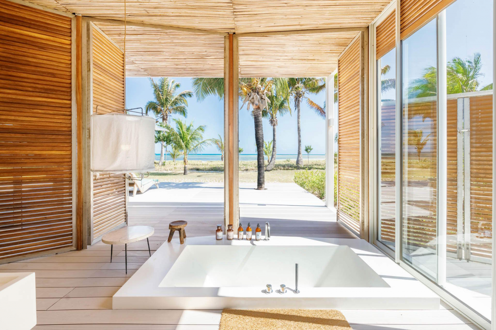 Hotel Miavana na Madagaskarze: Prywatne wille, dziewicze plaże, specjały lokalnej kuchni, urzekające krajobrazy i obserwowanie lemurów to chillout marzeń.Hotel Miavana na Madagaskarze: Prywatne wille, dziewicze plaże, specjały lokalnej kuchni, urzekające krajobrazy i obserwowanie lemurów to chillout marzeń.