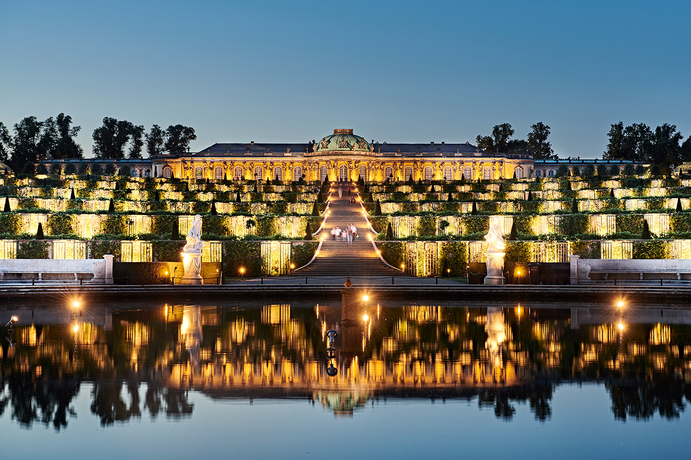 Widok nocą na Pałac Sanssouci w Poczdamie.