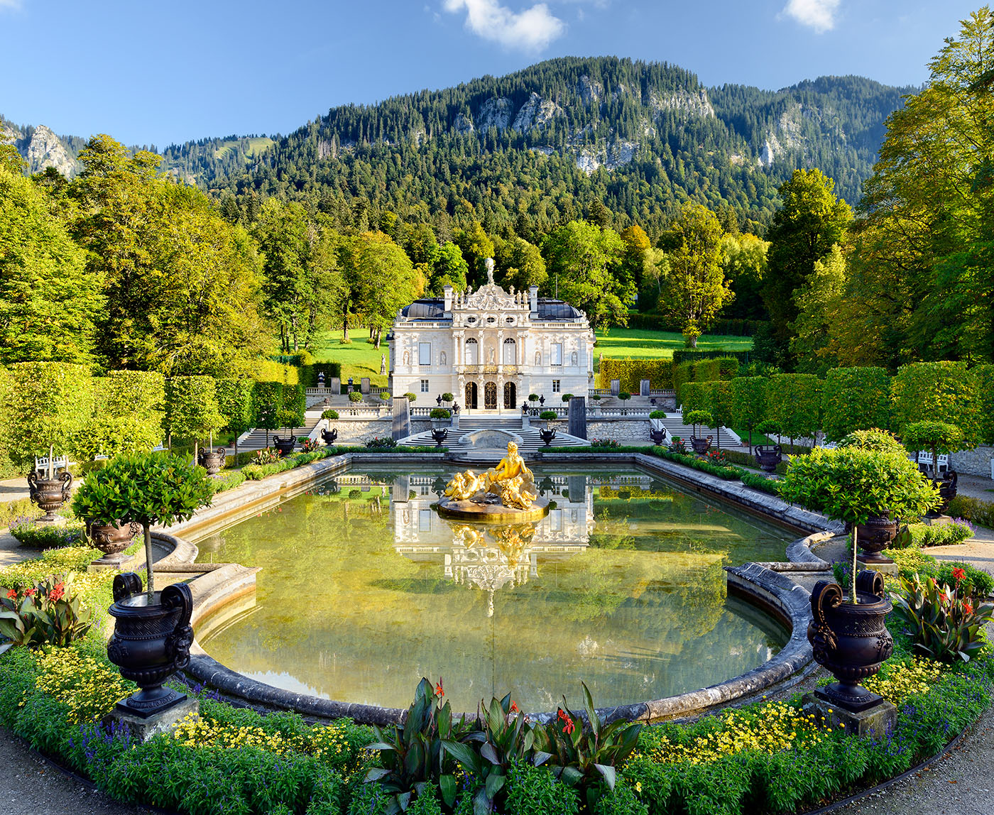 Widok na pałac Linderhof w Ettal.