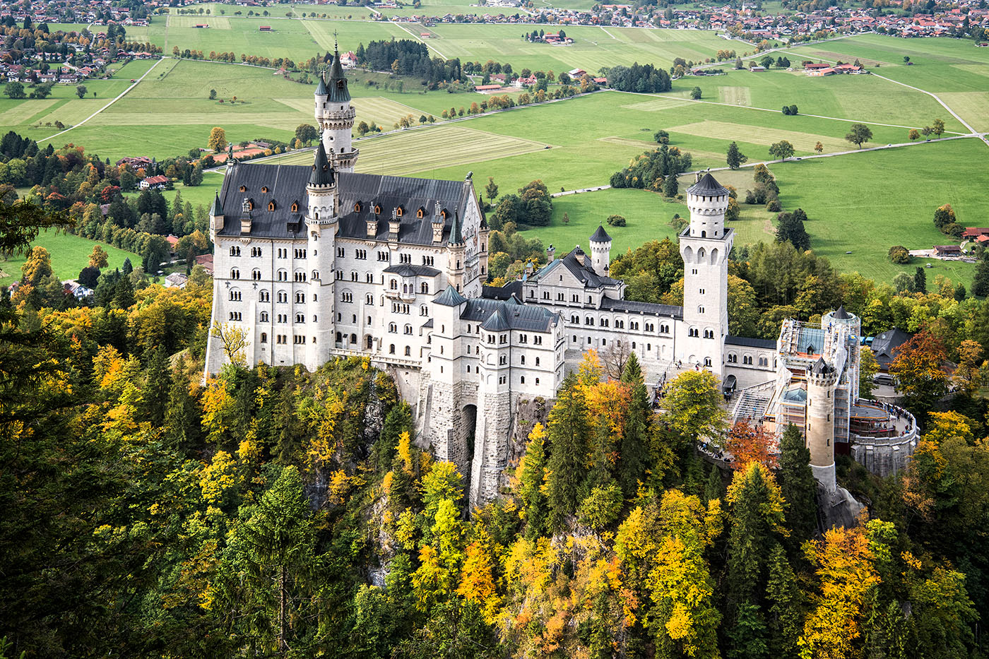 Widok z lotu ptaka na Zamek Neuschwanstein.
