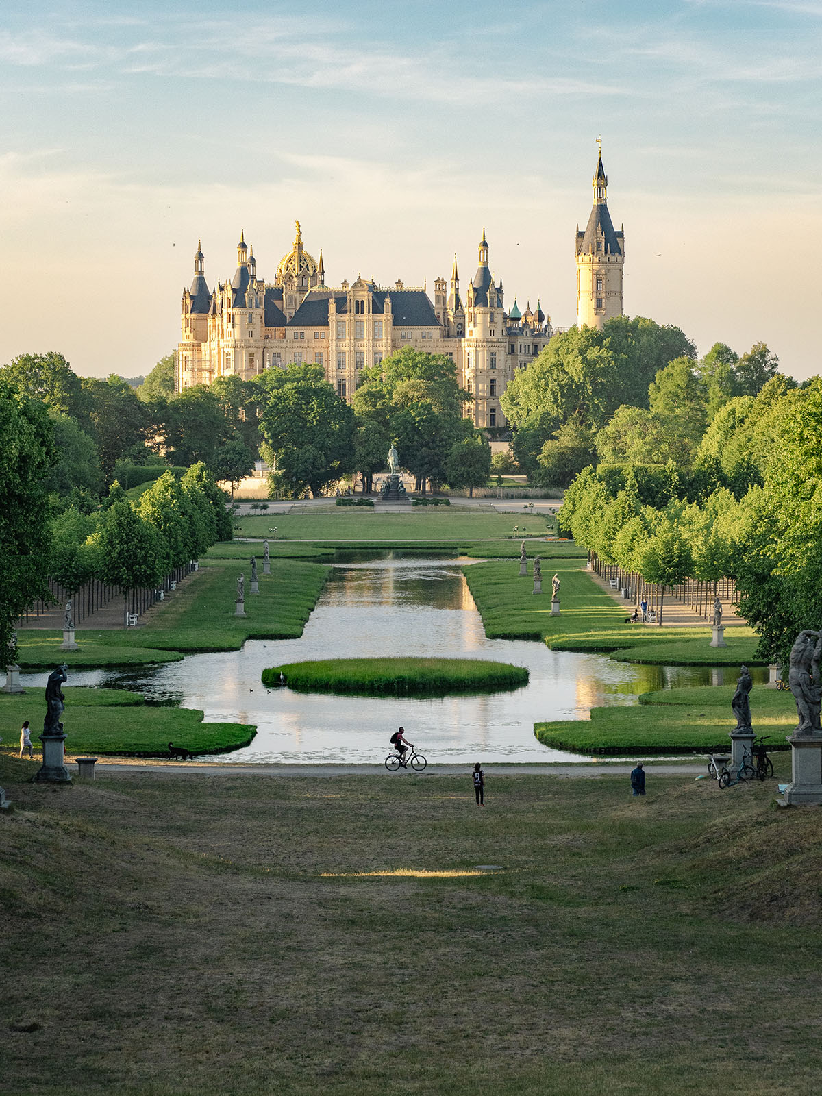 Widok na zamek Schwerin i Kreuzkanal w Meklemburgii-Pomorzu Przednim w Niemczech.