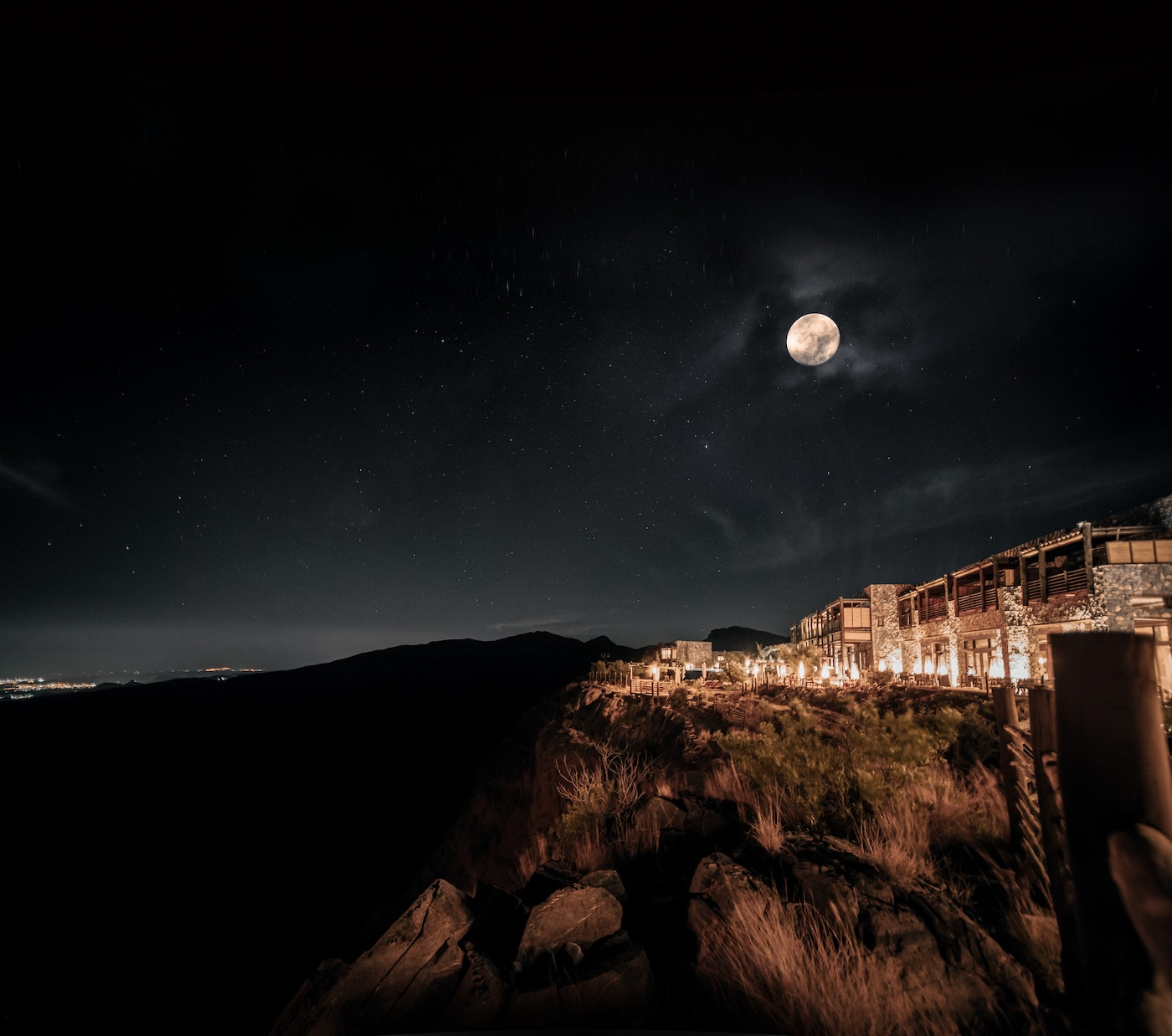 Hotel Alila Jabal Akhdar w nocy.