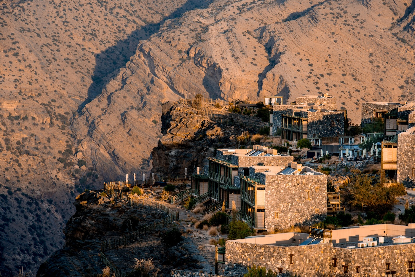Hotel Alila Jabal Akhdar wkomponowany w skalisty krajobraz Omanu.
