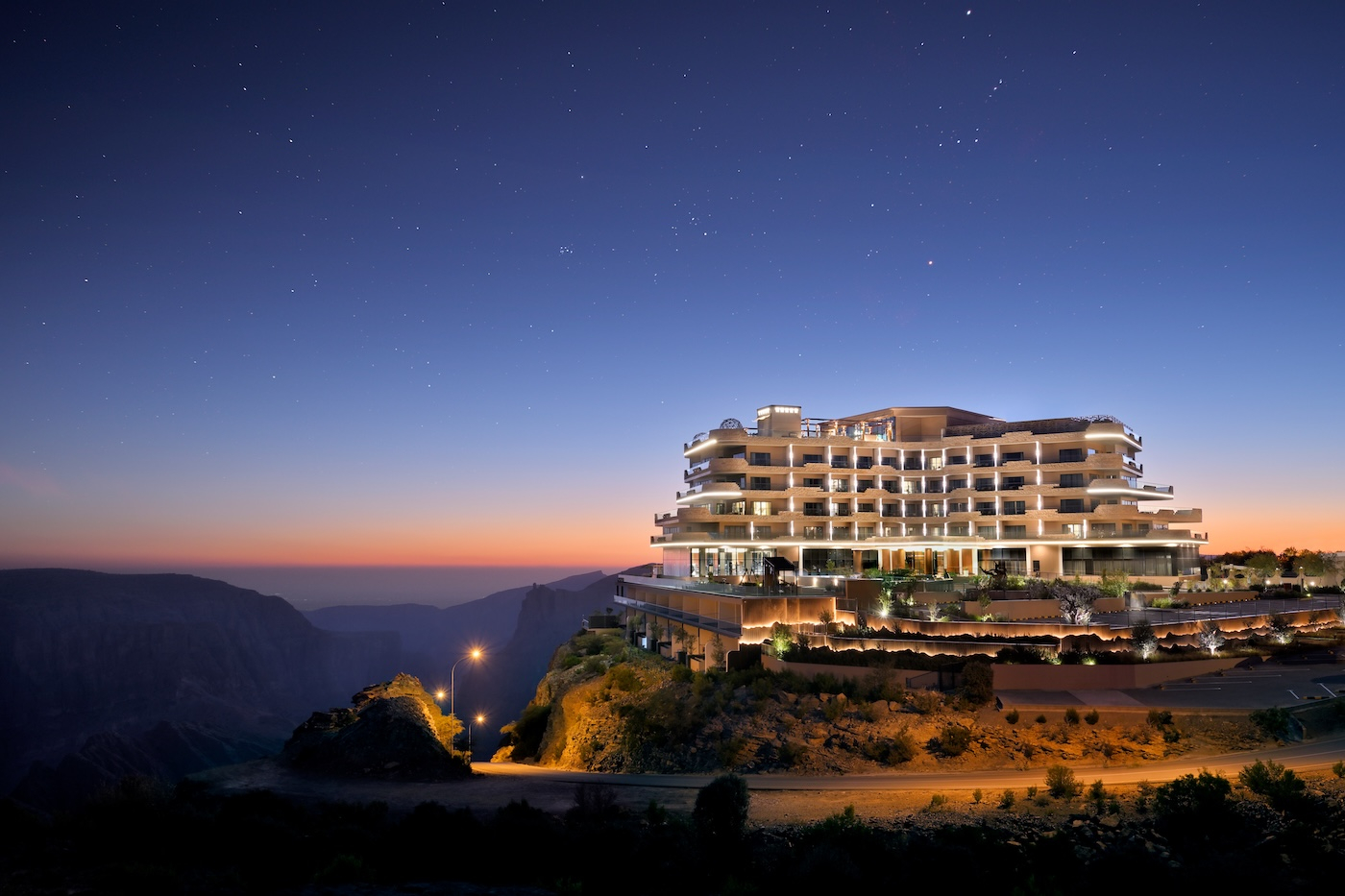 Indigo Hotel Jabal Akhdar w nocy. 