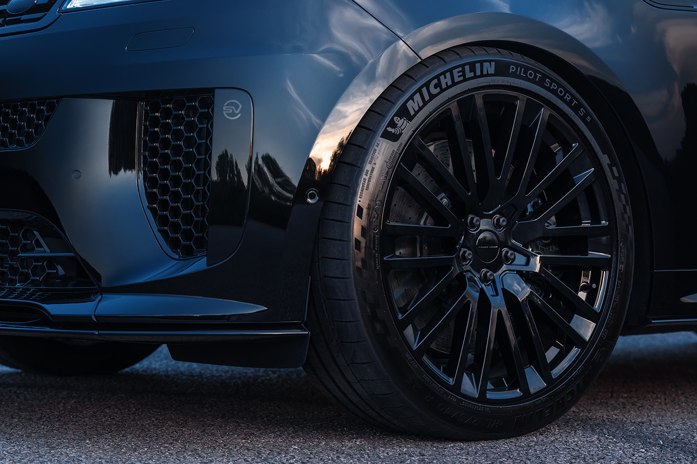 Koła i nadwozie Range Rover Sport SV Black Edition.
