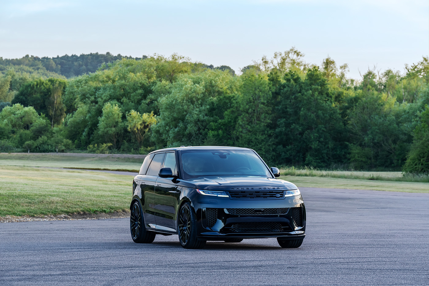 Samochód Range Rover Sport SV Black Edition.