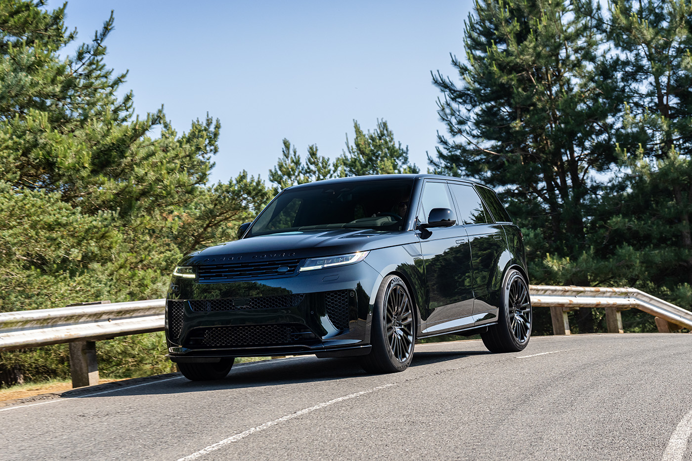 Samochód Range Rover Sport SV Black Edition.