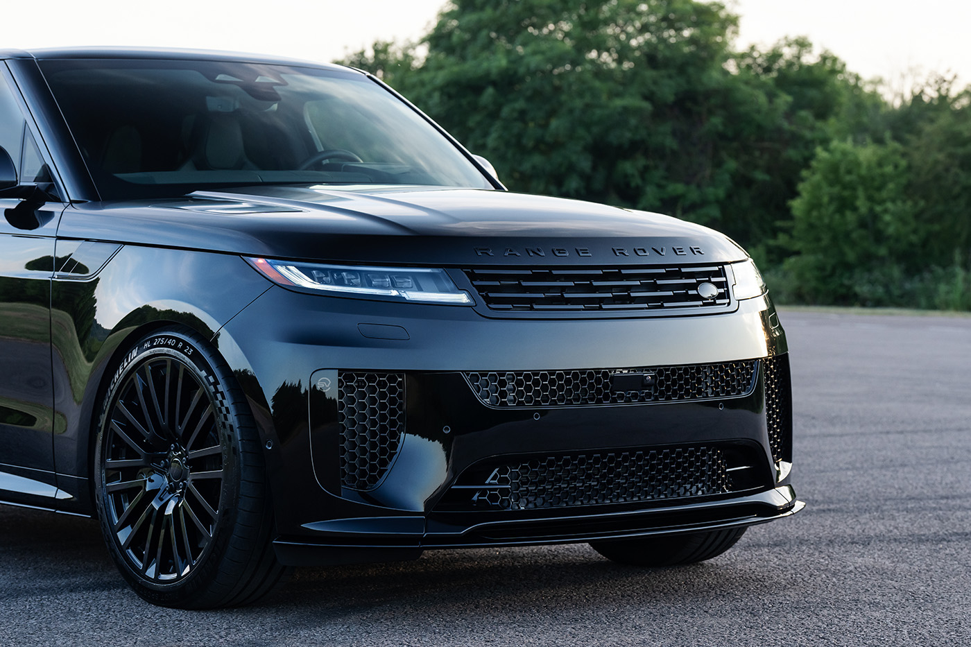 Samochód Range Rover Sport SV Black Edition.