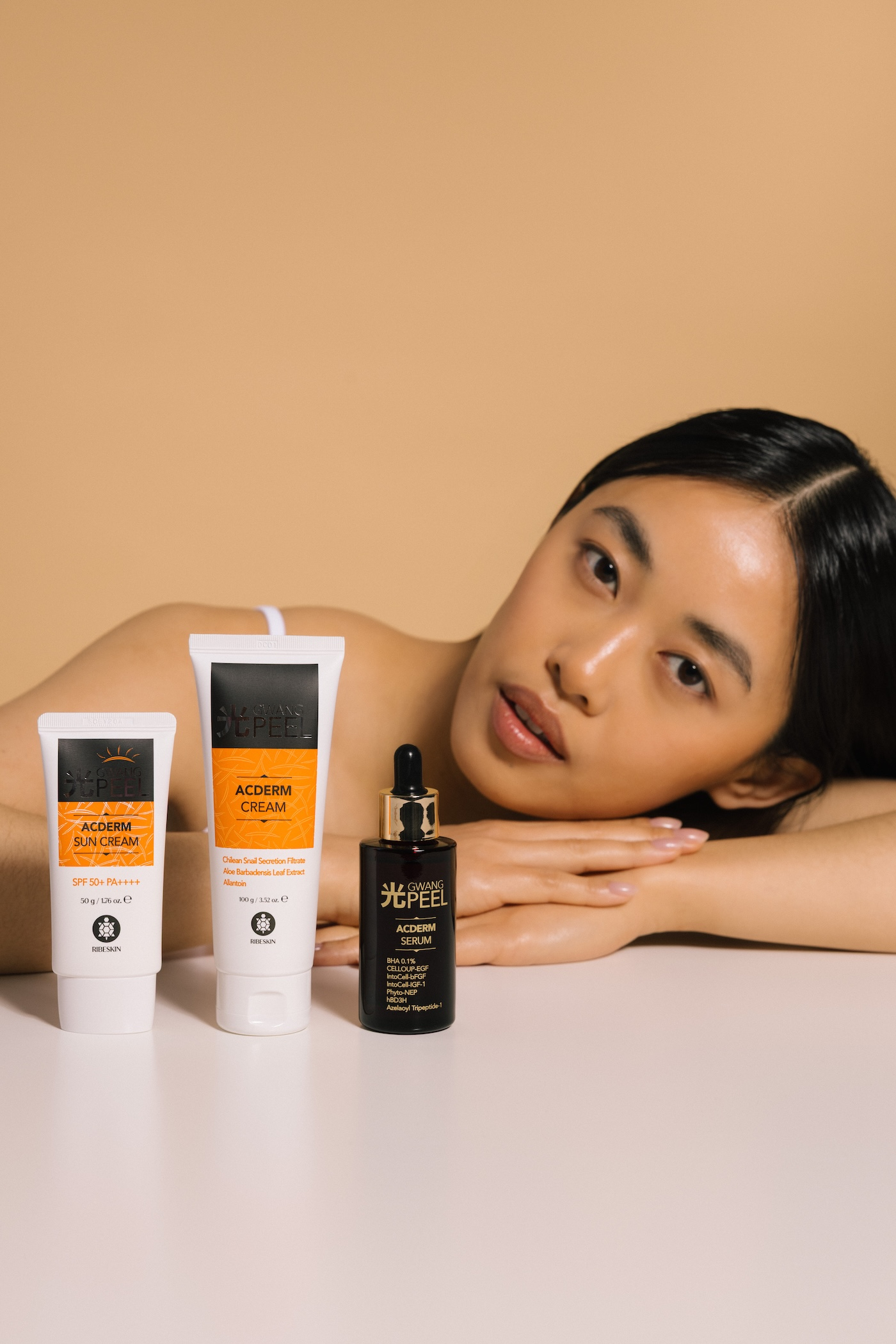 Modelka z zestawem kosmetyków Gwang Peel marki Ribeskin.