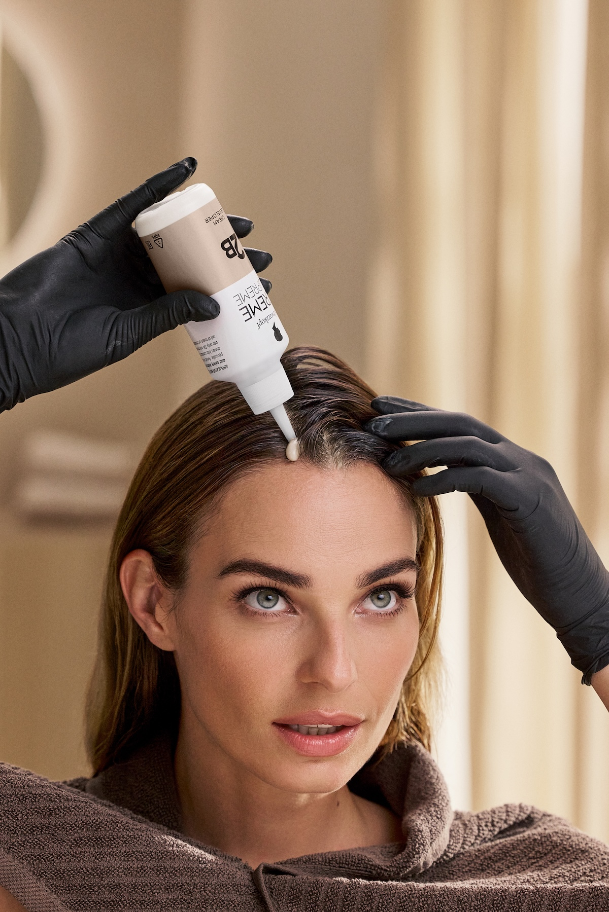 Modelka nakłada na włosy produkt z serii Creme Supreme marki Schwarzkopf.