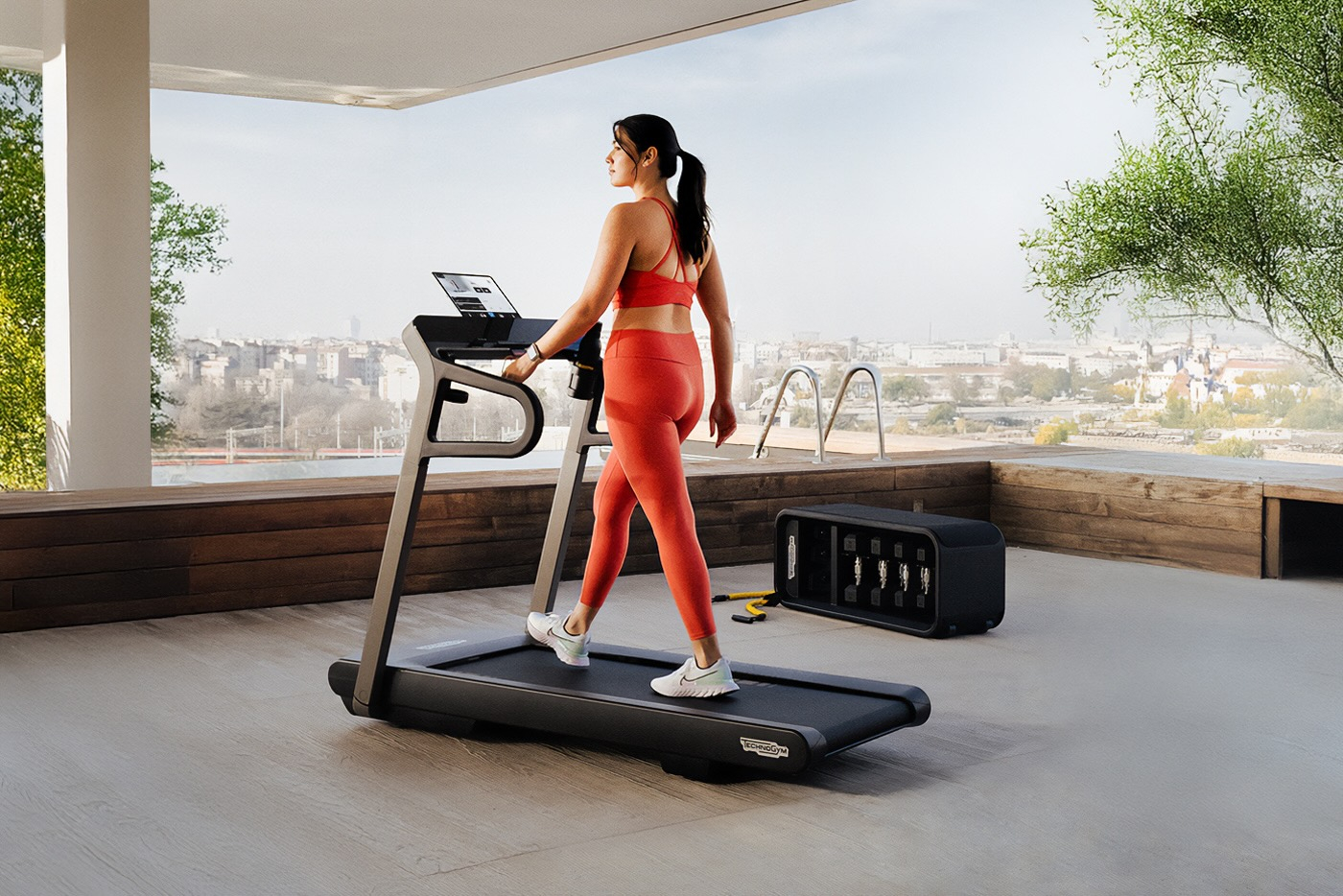 Kobieta w sportowym stroju podczas ćwiczeń na urządzeniu Technogym.