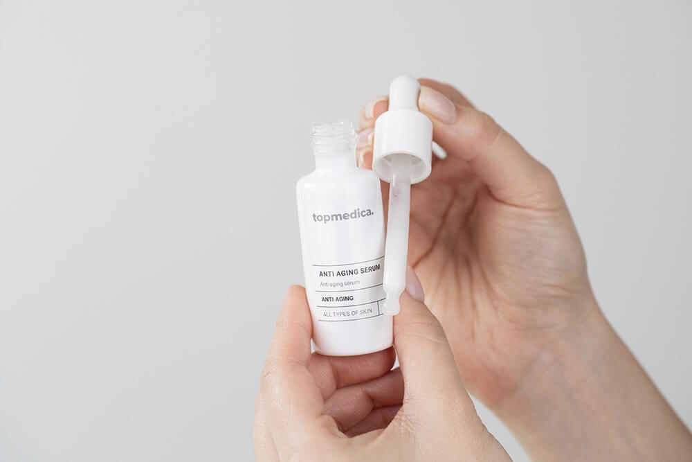 Topmedica Anti Aging Serum. Serum redukujące oznaki starzenia i fotostarzenia z wyciągiem z ziela Bidens Pilosa na Topestetic.pl.