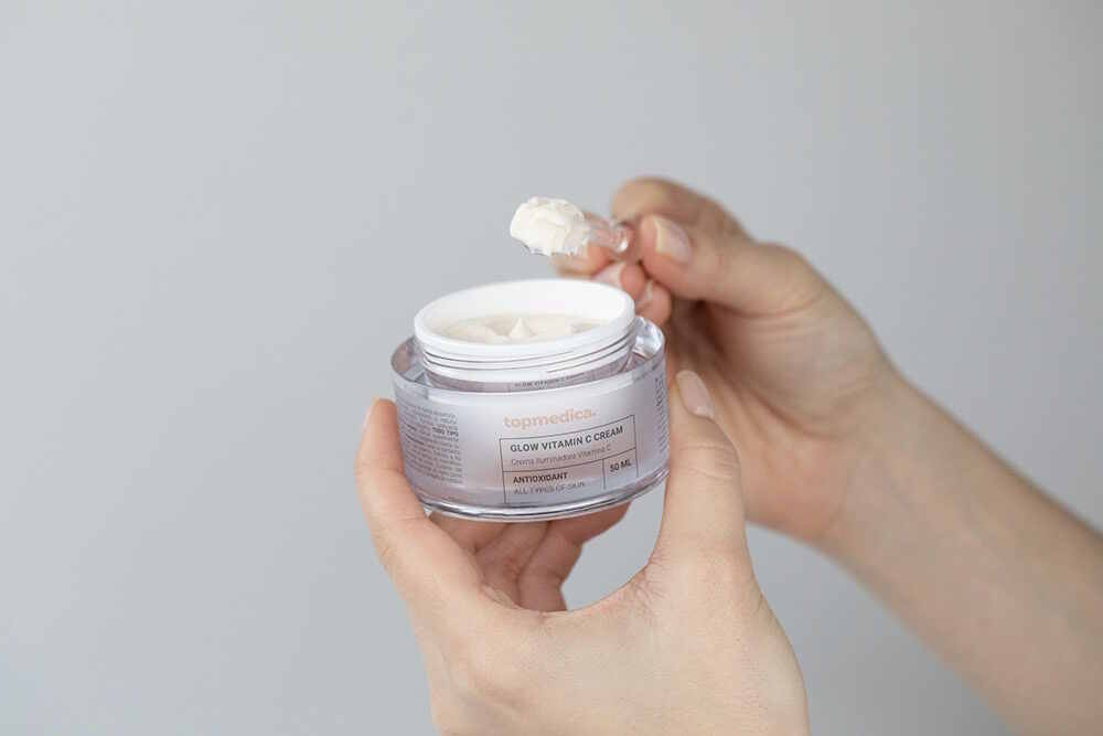 Topmedica Glow Vitamin C Cream. Krem rozświetlająco-nawilżający z trzema formami witaminy C i ekstraktem z owoców pomarańczy na Topestetic.pl.