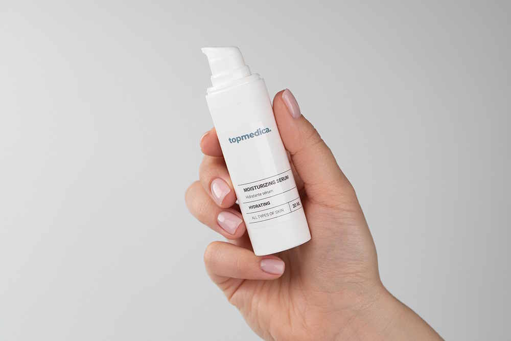 Topmedica Moisturizing Serum. Lekkie serum nawilżające z polisacharydami i ramnozą dla każdego typu cery na Topestetic.pl.