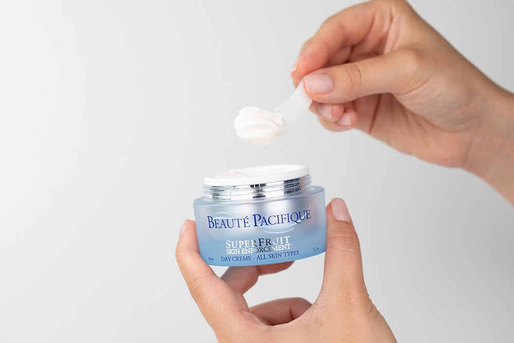 Superfruit Day Creme, All Skin, Krem na dzień redukujący pierwsze oznaki starzenia. Dostępny na Topestetic.pl.