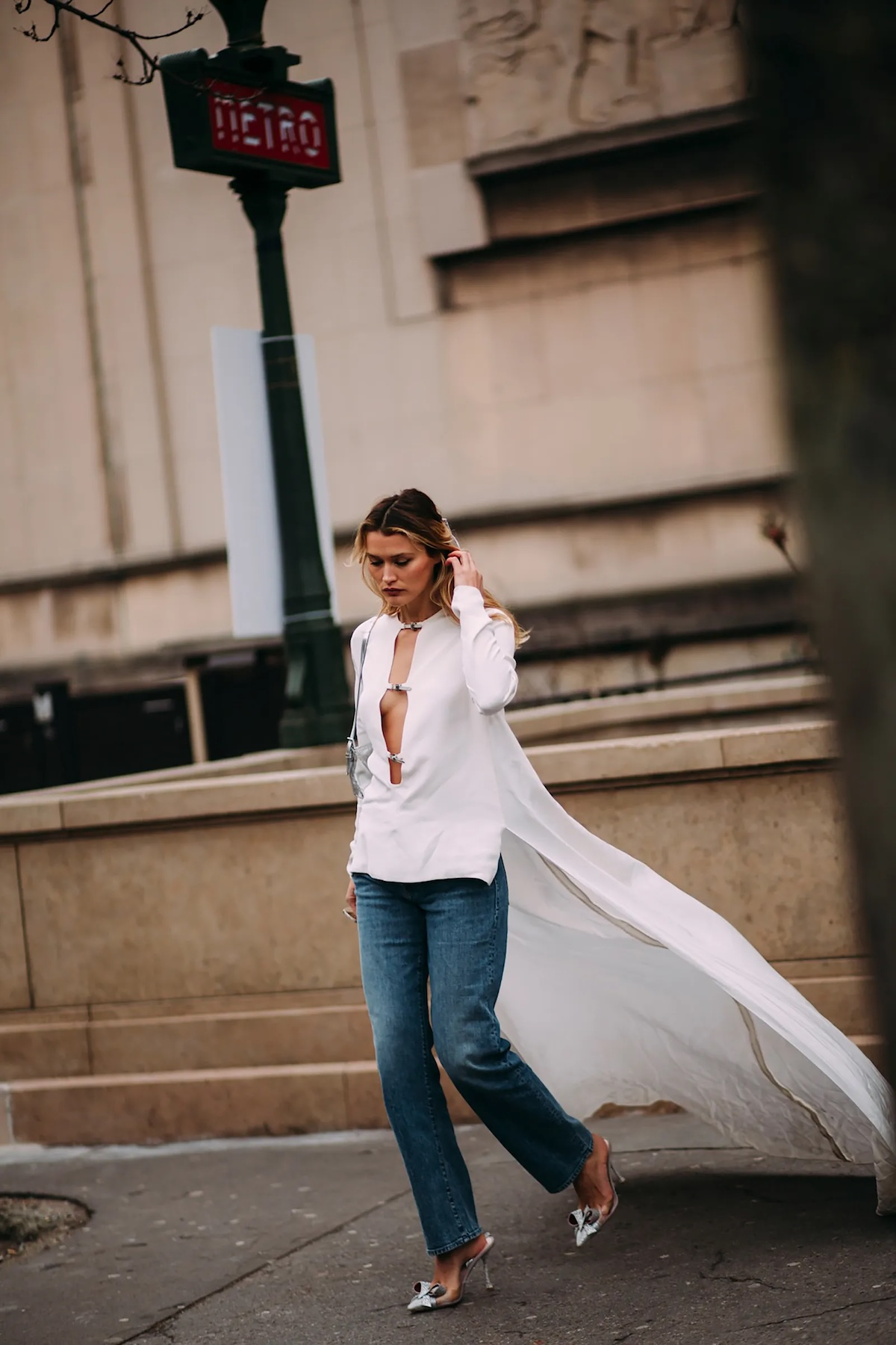 Bluzki z kokardami powracają w bardziej teatralnym wydaniu niż kiedykolwiek – potwierdza to street style z maja 2025. (Fot. Launchmetrics / Spotlight)