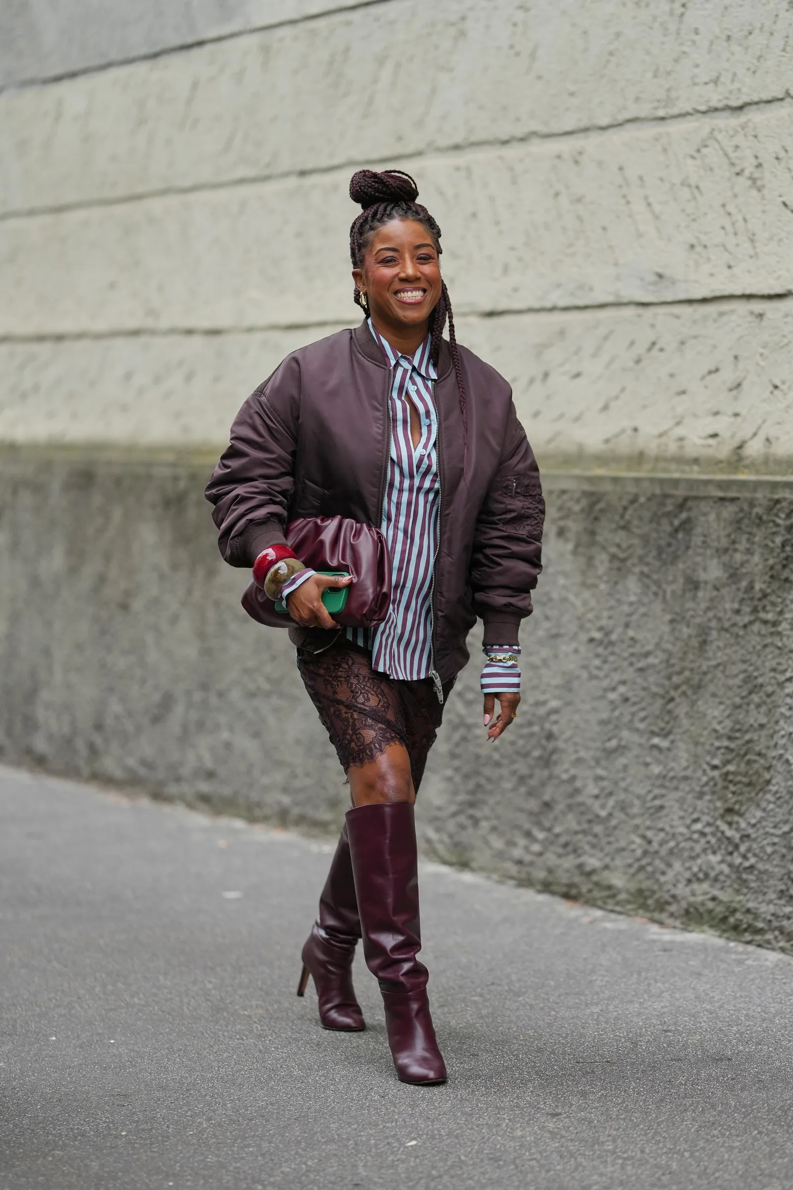 Skórzane kozaki w kolorze burgundu pokochały mieszkanki Paryża. (Fot. Edward Berthelot/Getty Images)